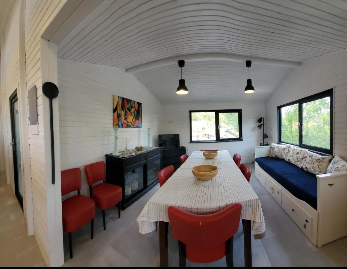 Pensiunea Casa Dacilor Podeni Luaran gambar