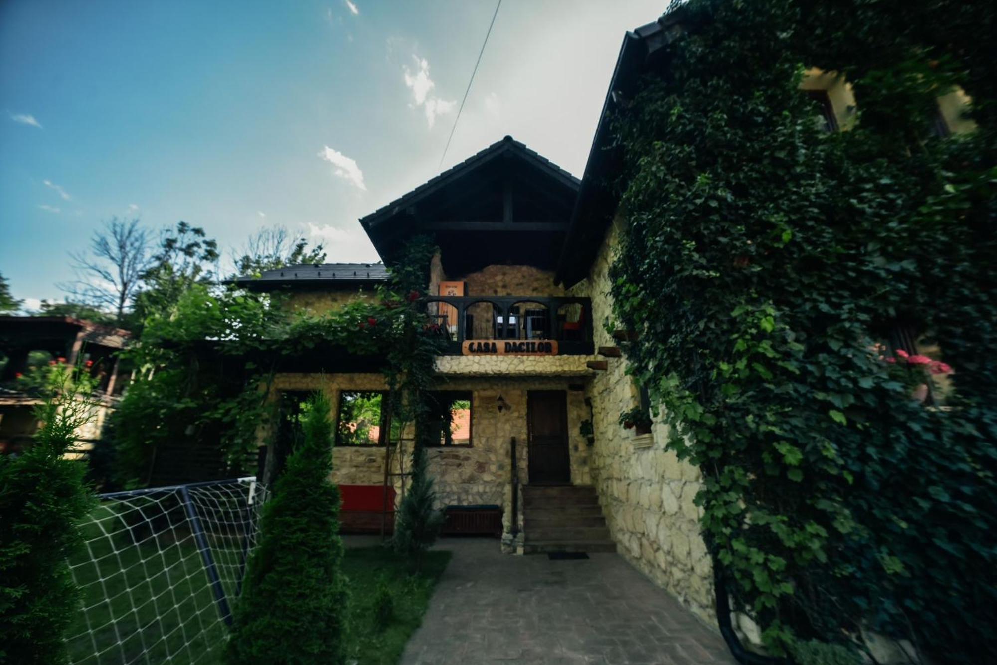 Pensiunea Casa Dacilor Podeni Luaran gambar