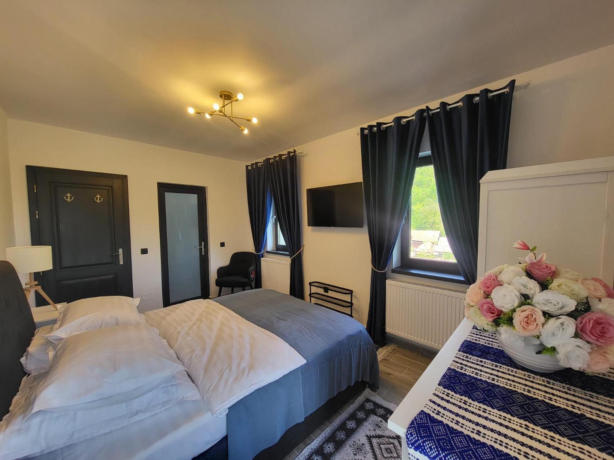 Pensiunea Casa Dacilor Podeni Luaran gambar