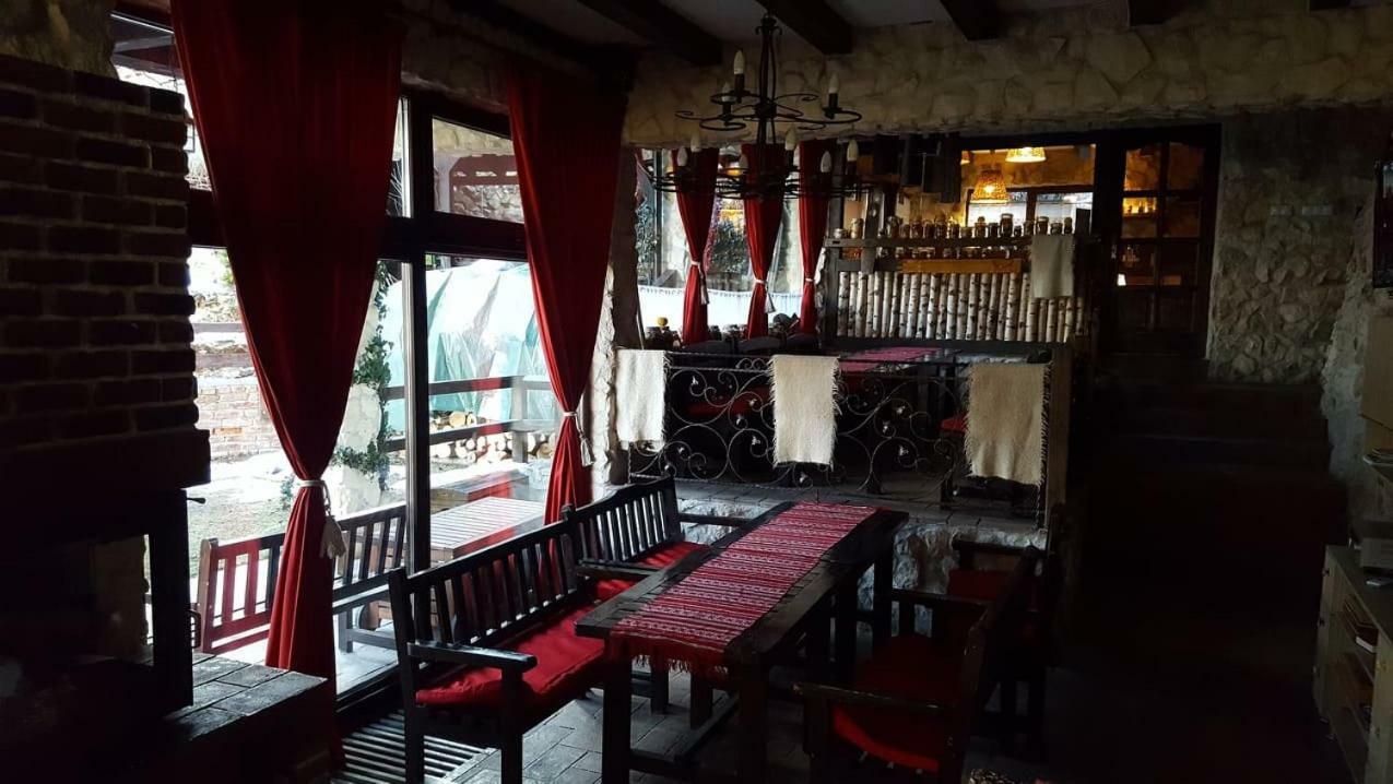 Pensiunea Casa Dacilor Podeni Luaran gambar